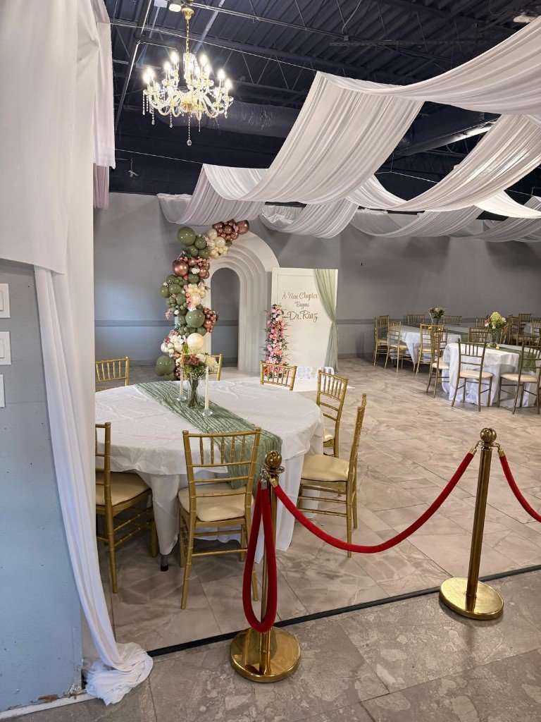 Graduation banquet tables with gold chairs and balloon arch